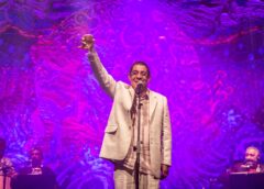 “Deixa a Vida Me Levar” e outros clássicos: Zeca Pagodinho se apresenta em Criciúma