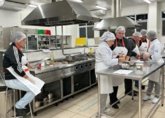 Senac ensina famílias do Cras a cozinhar e ganhar dinheiro com comida em Criciúma