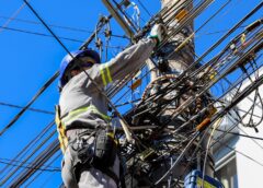 Nova etapa da Operação Limpa Fios retira 800 quilos de cabos de avenida do Rio Maina