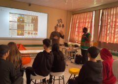 Imigrante ganês conta sua história a alunos de escola de Criciúma