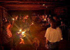 “Uma noite no museu”: Experiência com lamparinas surpreende turistas em Orleans